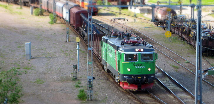 Ett godståg med ett grönt lok som det står Green Cargo på