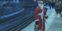 Bild på en ensam stackars tomte på en perrong.