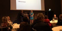 Bild på en publik som lyssnar på ett välkomnande vid ett seminarium.