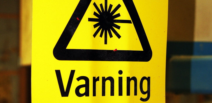 Bild på varningsskylt - Varning Laserstrålning