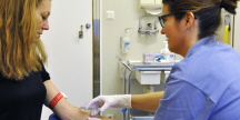 Bild på sköterska som tar blodprov på patient
