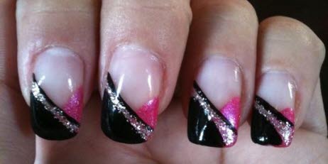 Naglar som fixats med nagellack i olika färger.