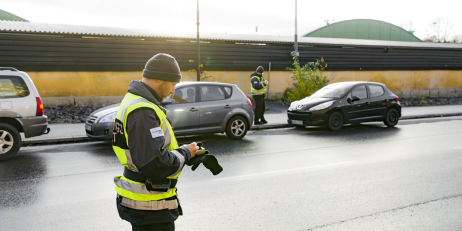 Bild på parkeringsvakter som gör sitt jobb