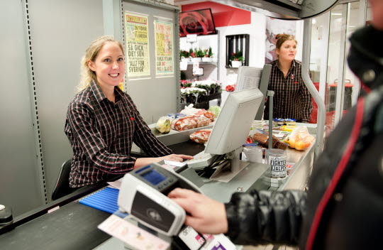 Många ungdomar jobbar som kassapersonal. Det är viktigt med en bra introduktion, för att förebygga belastningsskador.