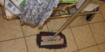 Bild på en mopp som skurar golv