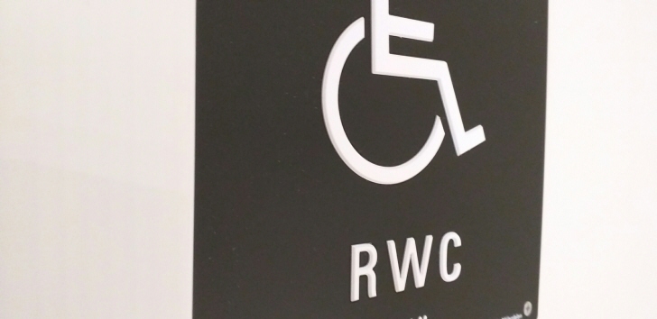 Bild på skylt om att toaletten är anpassad för funktionhinrade, RWC