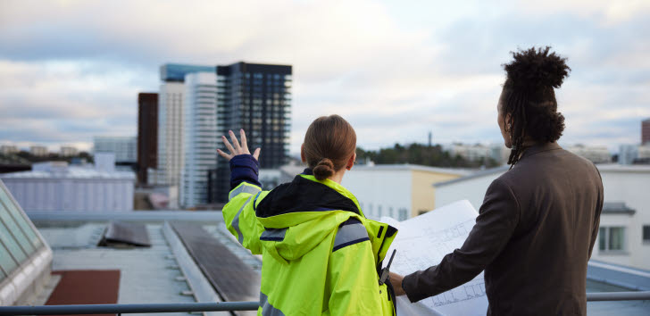 Bild på två personer som planerar ett projekt.