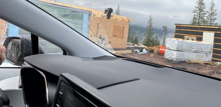 Bild från en byggarbetsplats fotograferad genom en fönstret på en bil.