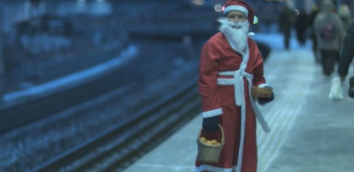 Bild på en ensam stackars tomte på en perrong.