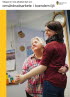 Omslag för broschyren Skapa en bra arbetsmiljö vid omvårdnadsarbete i boendemiljö, två kvinnor som dansar. i ett kök