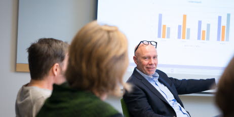 En bild på en grupp människor som sitter på ett möte.