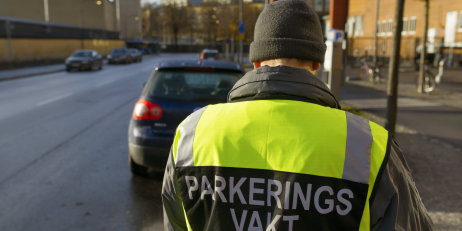 Bild på parkeringsvakt som gör sitt jobb