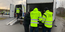 Bild på personal Arbetsmiljöverket och Polisen som utför en gemensam kontroll vid en lastbil.