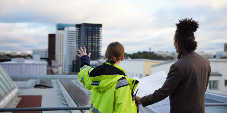 Bild på två personer som planerar ett projekt.