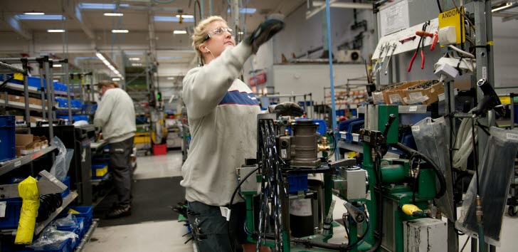 kvinna i industrilokal