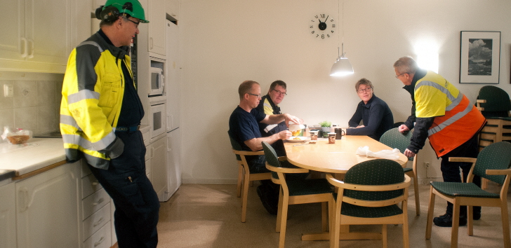 Fem personer sitter i ett fikarum i en pappersmassafabrik