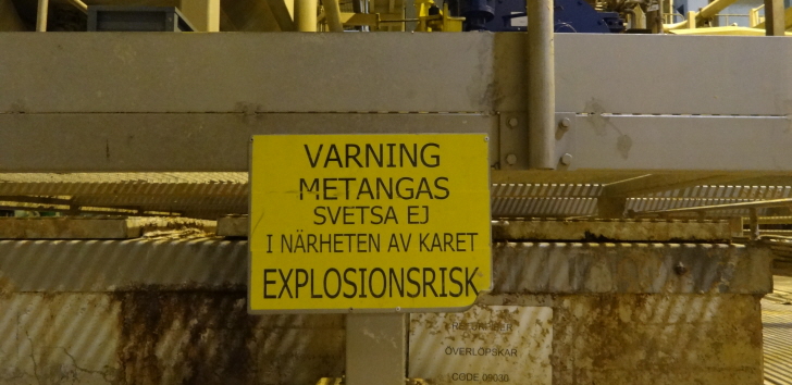 En varningsskylt i en pappersmassafabrik med texten: Varning metangas svetsa ej i närheten av karet expolsionsrisk