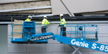 Bild på skylift och saxlift med byggarbetare på 