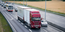 Bild på lastbil, buss och bilar körandes på motorväg (E4 Botkyrka)
