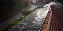 Bild på monterade solceller på ett hustak. 