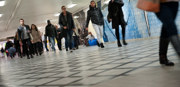 Människor på språng i en gångtunnel