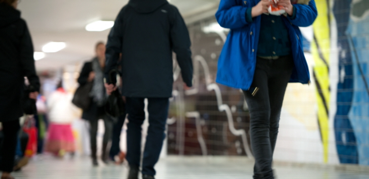 Människor på språng i en gångtunnel