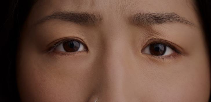 Närbild på ett par ögon som ser rädda ut.