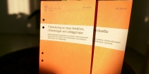 Bild på två ändringsföreskrifter - tillverkning av vissa behållare, rörledningar och anläggningar (AFS 2015:8) och föreskrifterna om besiktning av trycksatta anordningar (AFS 2015:9).