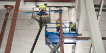 Bild på en skylift som möter en saxlift