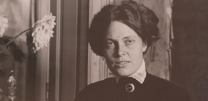 En kvinna porträtterad i sekelskifteskläder