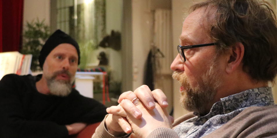 Bild: Hallå arbetsmiljö! Programledare Fredrik och OSA-experten Ulrich språkas i en soffa.