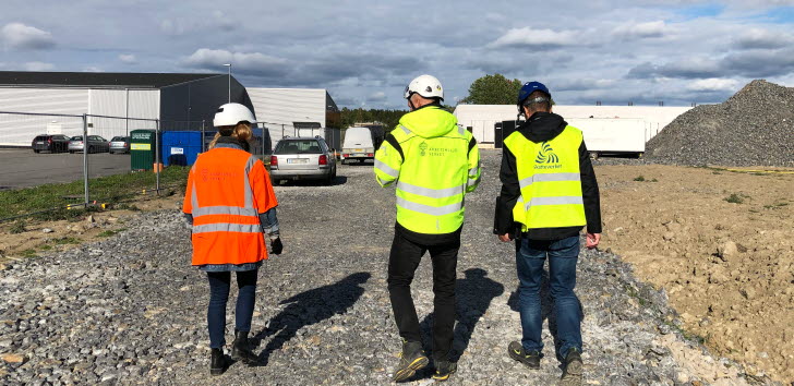Bild: Representanter för myndigheterna inspekterar gemensamt arbetsplatser för att komma åt arbetslivskriminaliteten