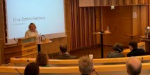 Bild på Erna Zelmin Ekenhem som håller ett framförande vid en konferens