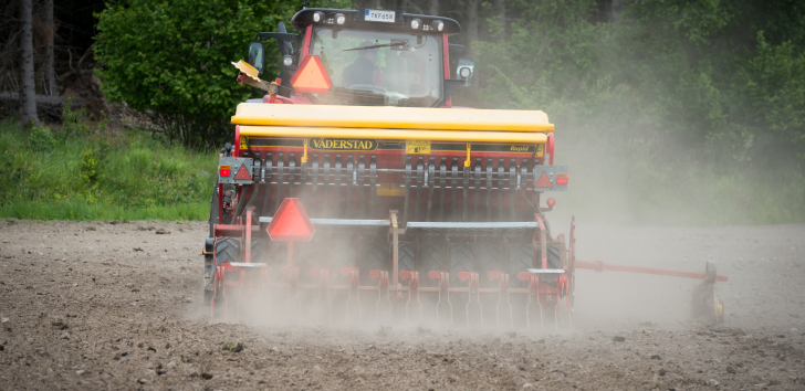 Traktor på åker