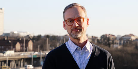Eric Storbjörk, projektledare på Arbetsmiljöverkets avdelning för kontroll, framför en stadsmiljö.
