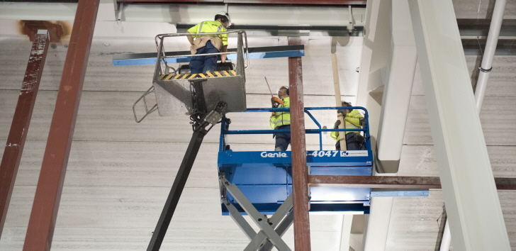 Bild på en skylift som möter en saxlift