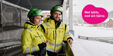 Två personer i varselkläder och med skyddshjälm