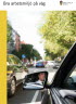 En bild som fokuserar på en backspegel på en bil mitt i trafik. I spegelbilden ser man föraren. Det är en medelålders man i skjorta och slips.