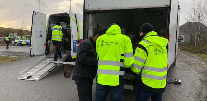 Bild på personal Arbetsmiljöverket och Polisen som utför en gemensam kontroll vid en lastbil.