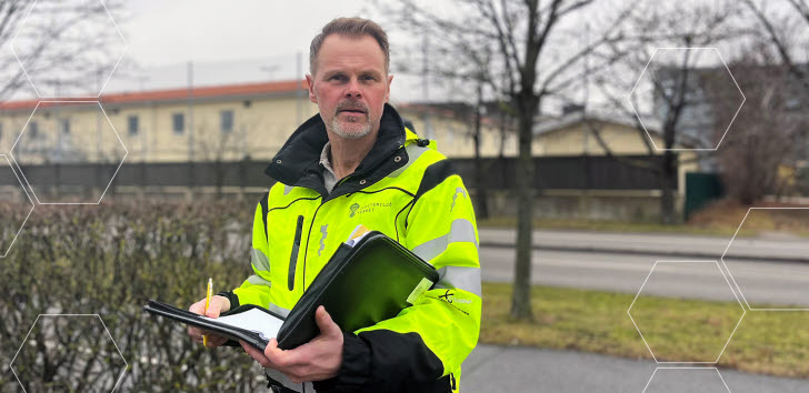 Foto av inspektören Mathias utomhus