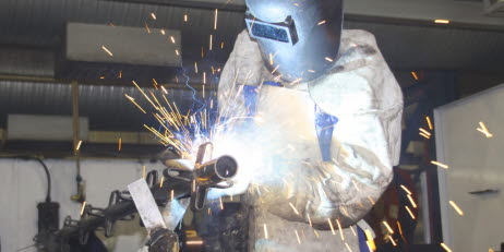 Svetsare i skydsutrustning