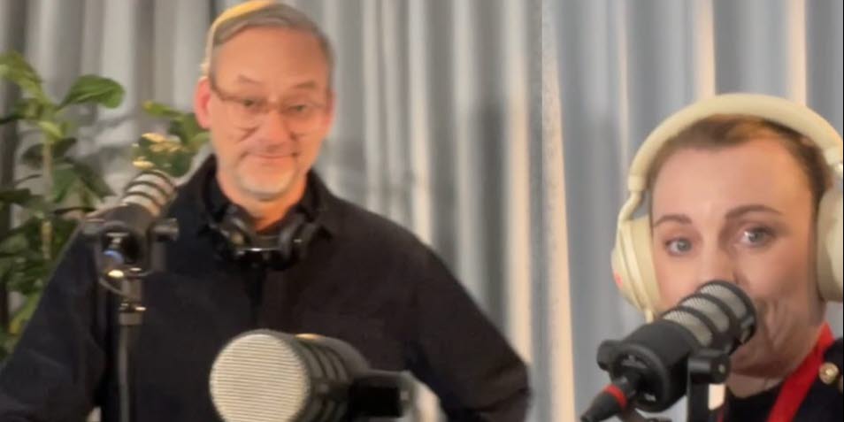 Erik Storbjörk, AV och Camilla Stege, FK i poddstudion.