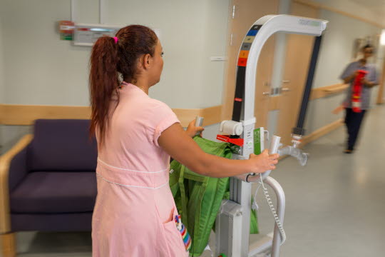 Stress och press vanligare i kvinnodominerade yrken, till exempel inom vård och omsorg
